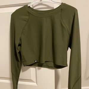 ALPHALETE LONG SLEEVE CROP